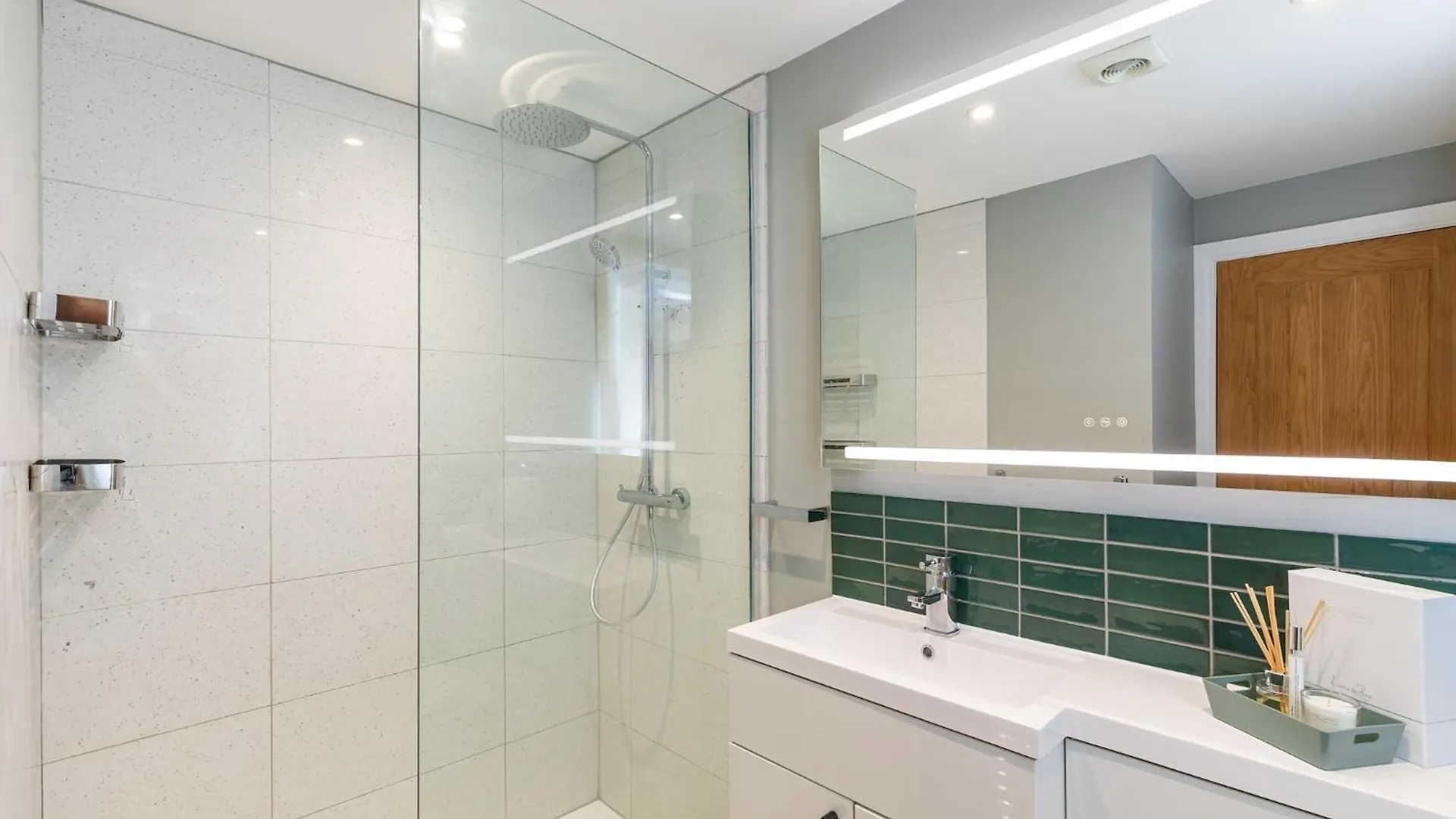 Melrose- Beautiful 4 Bedroom Home With Parking 布赖顿 英国