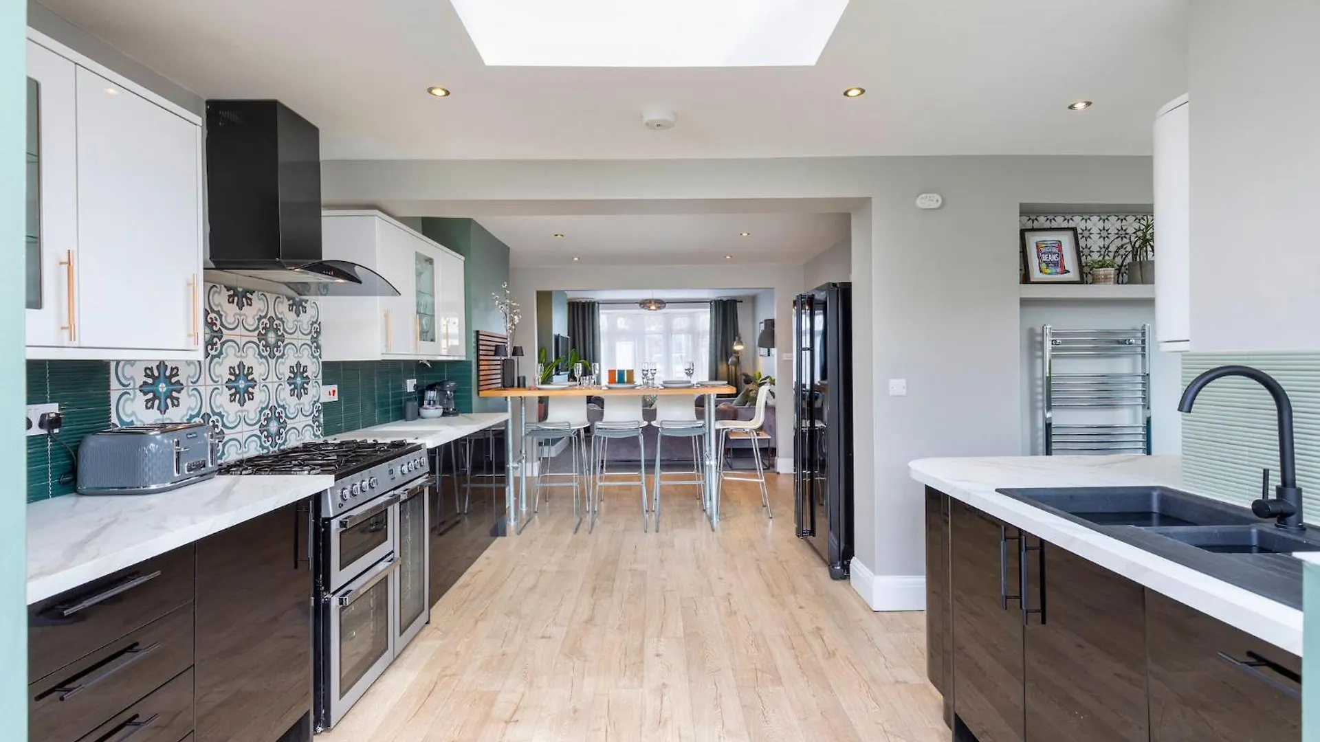 Melrose- Beautiful 4 Bedroom Home With Parking 布赖顿